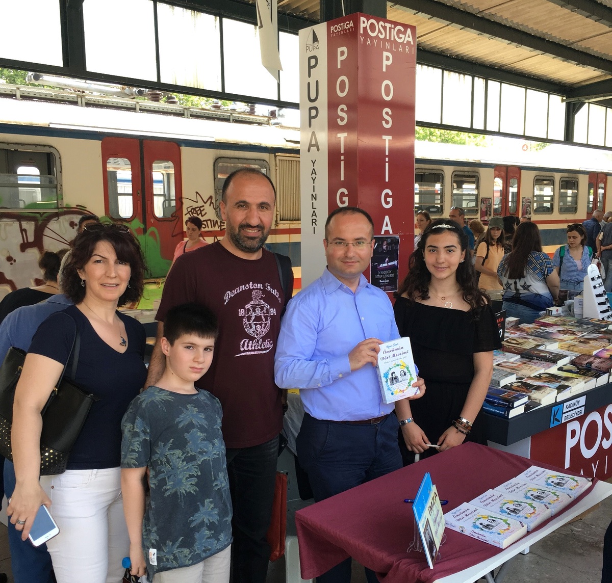 Ramis Çınar\'ın Kadıköy\'deki İmza Günü Büyük İlgi Gördü