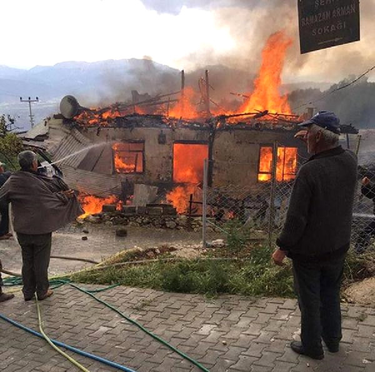 Şanlıurfa\' da Ev Yangını; 1 Çocuk Hayatını Kaybetti, 2 Çocuk Dumandan Etkilendi