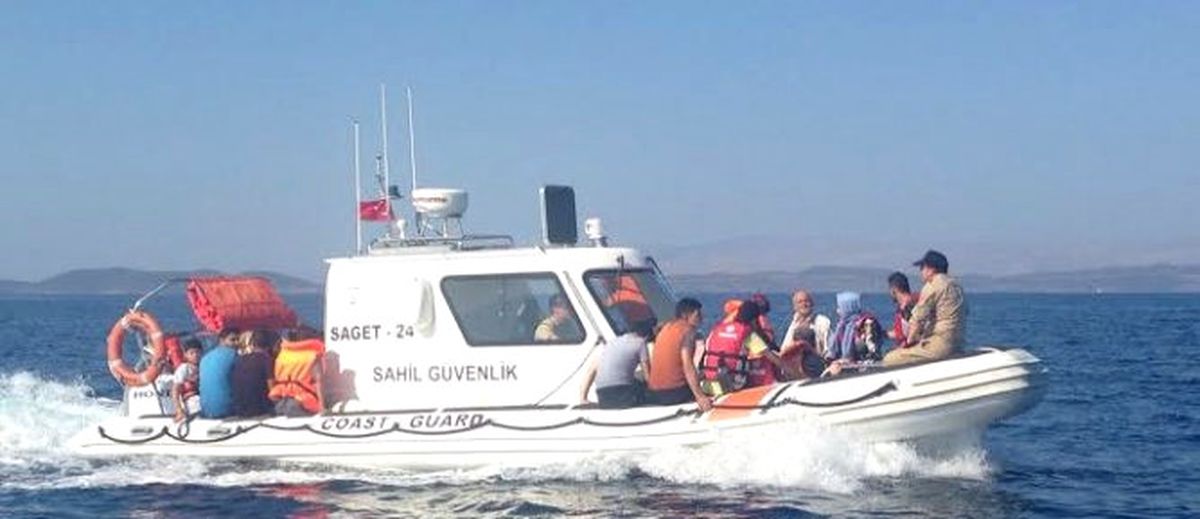 Seferihisar Açıklarında Lastik Bot İçerisindeki 63 Göçmen Yakalandı
