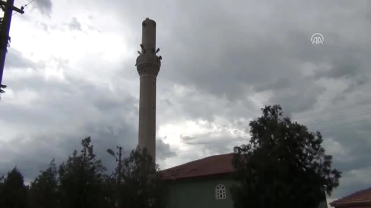 Şiddetli Rüzgar Cami Minaresini Yıktı