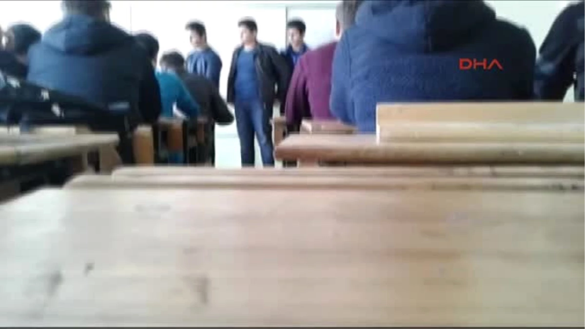 Sivas\'ta Öğretmenden Öğrencilere Sıra Dayağı