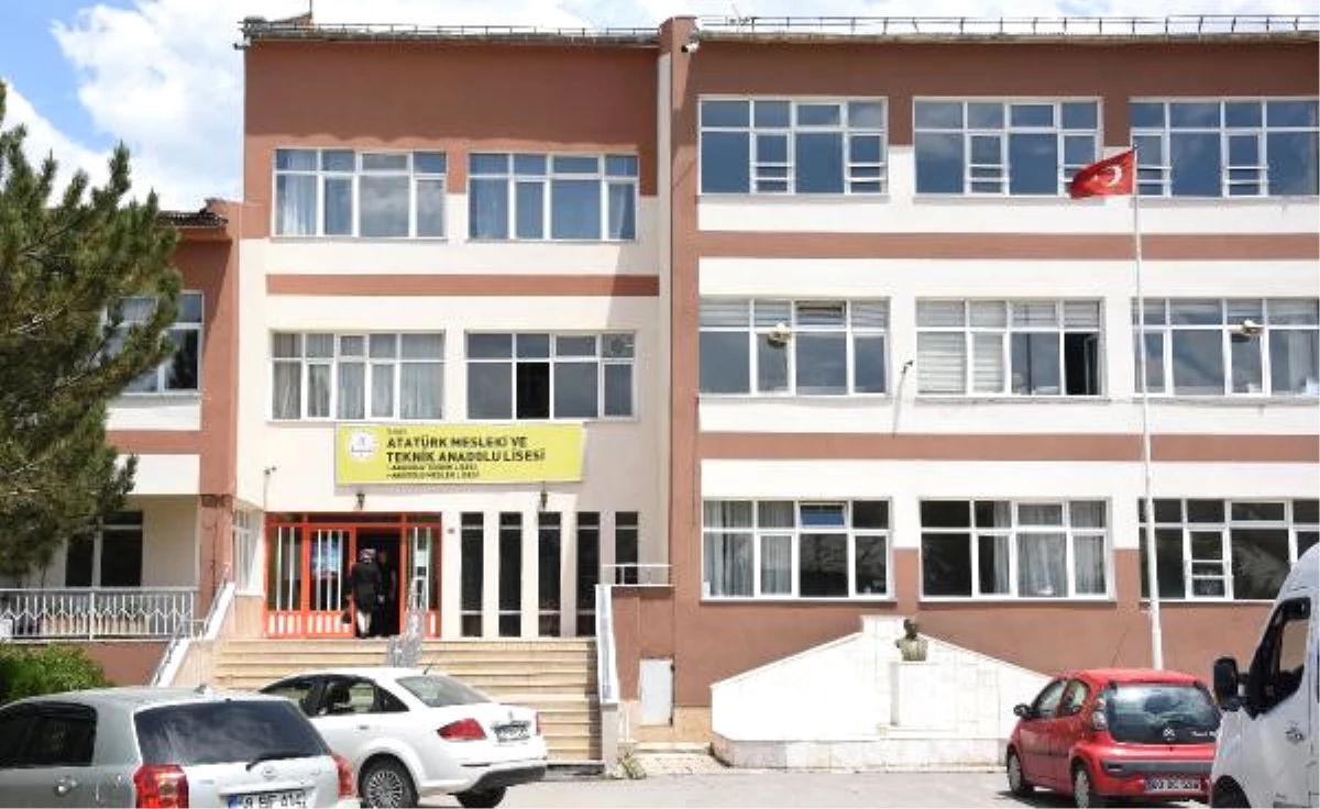 Sivas\'ta Öğretmenden Öğrencilere Sıra Dayağı (2)