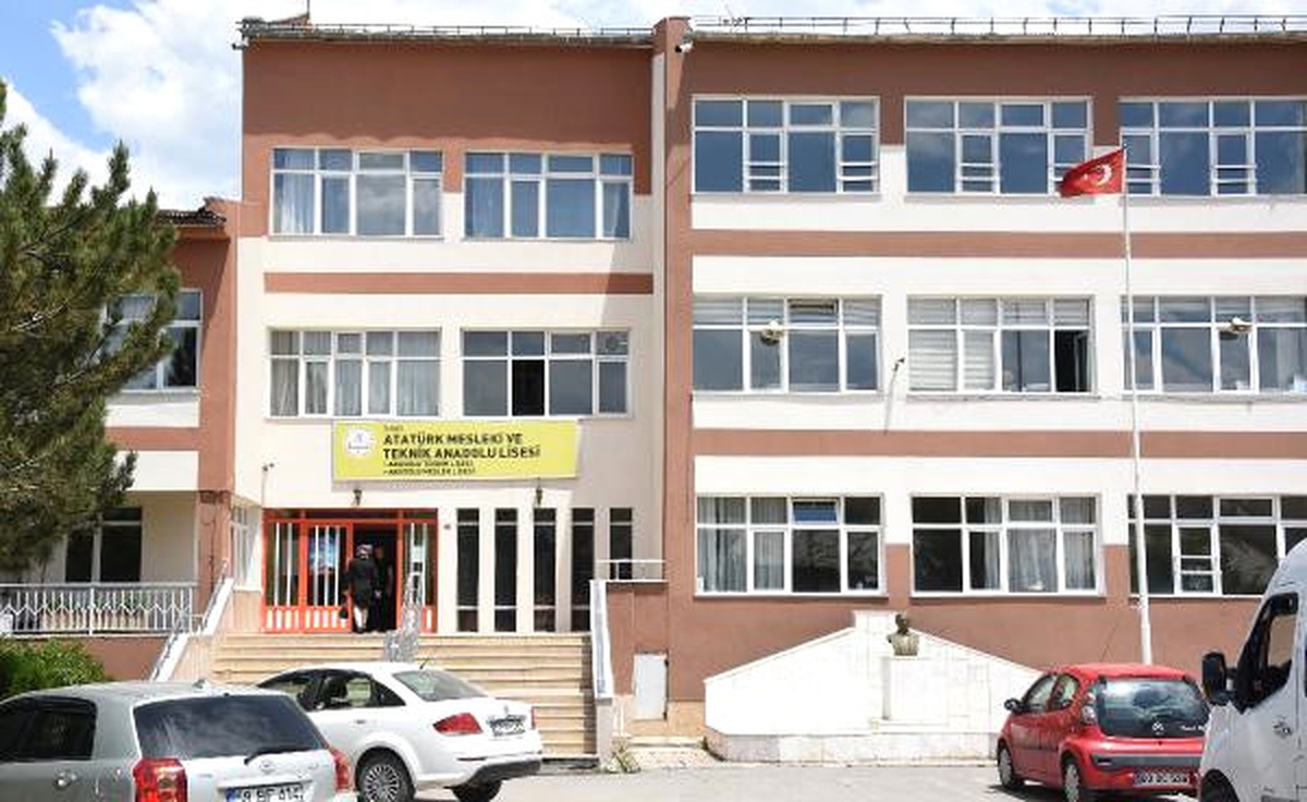Sivas\'ta Öğretmenden Öğrencilere Sıra Dayağı (2)