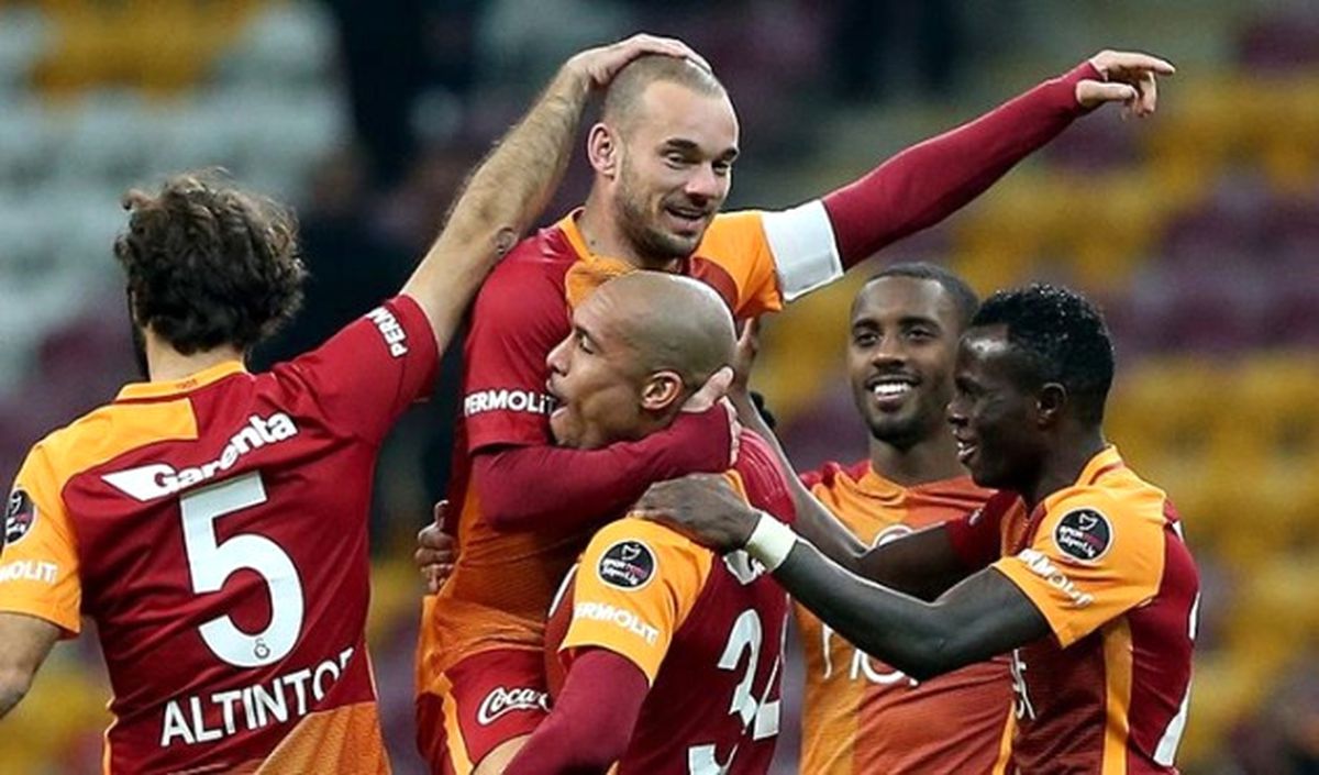 Sneijder, Van Der Sar\'ı Yakaladı
