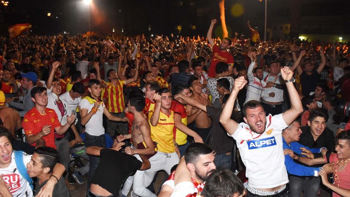 Süper Lig\'e Çıkan Göztepe, Kupası ile İzmir\'e Geldi