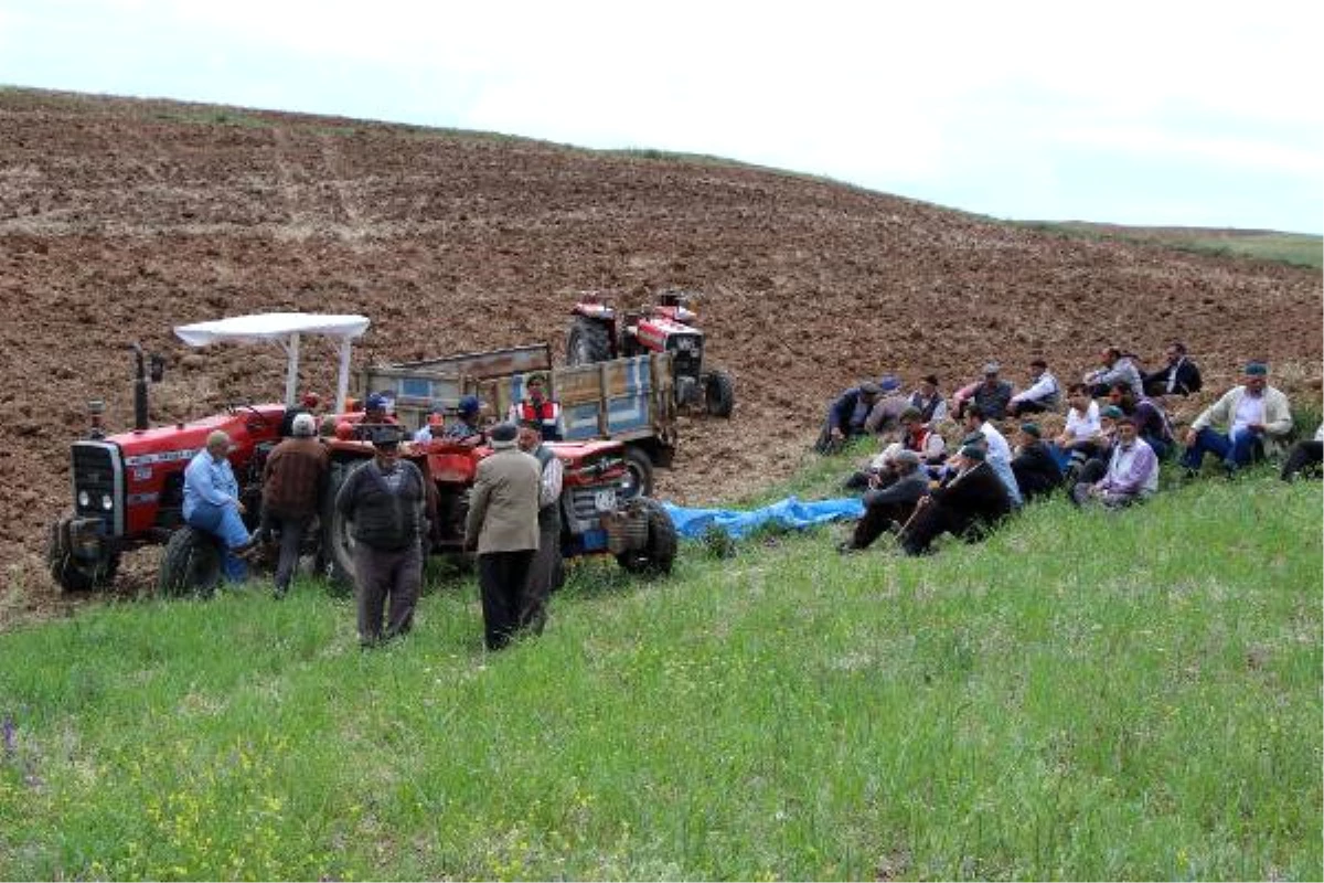 Tarla Sürerken Traktörün Altında Kalan Çiftçi Öldü