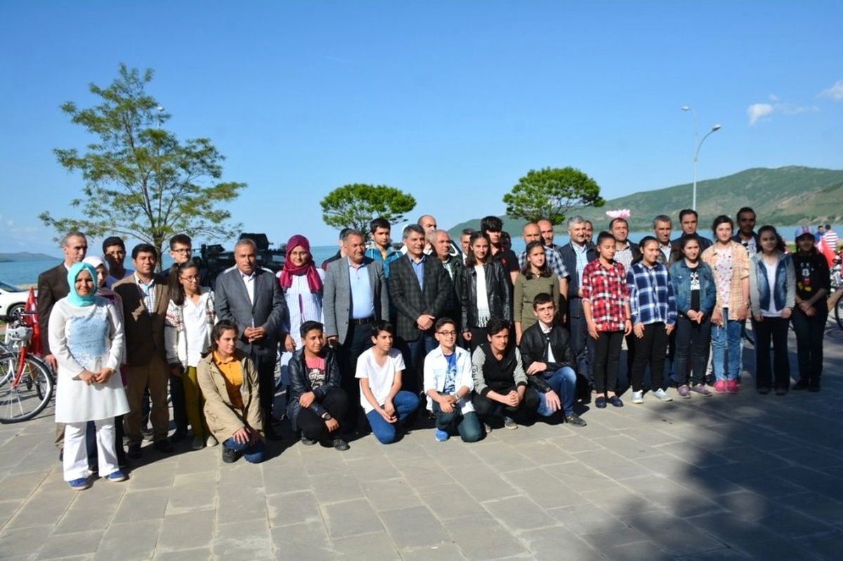 Teog\'da Başarı Elde Eden Öğrencilere Bisiklet
