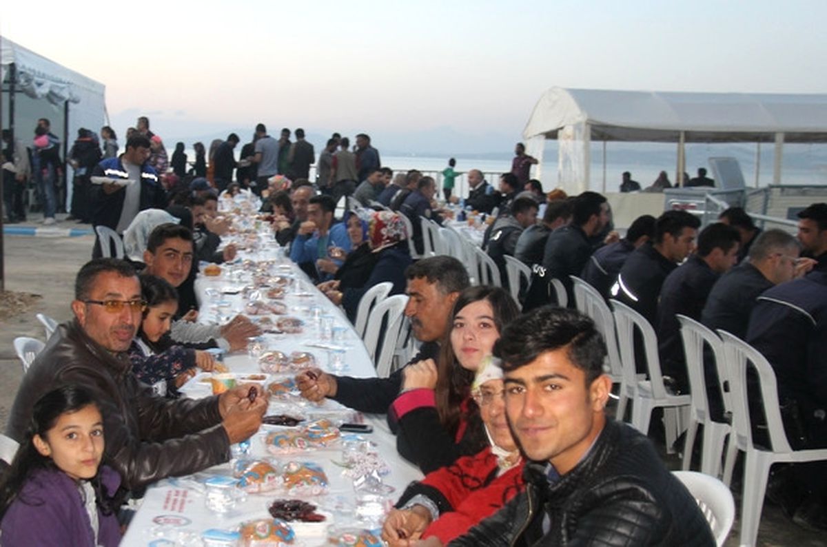 Van Gölü Kıyısında İftar