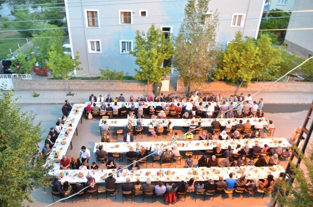 Yunus Emre Mahallesi Sakinleri İftarda Buluştu