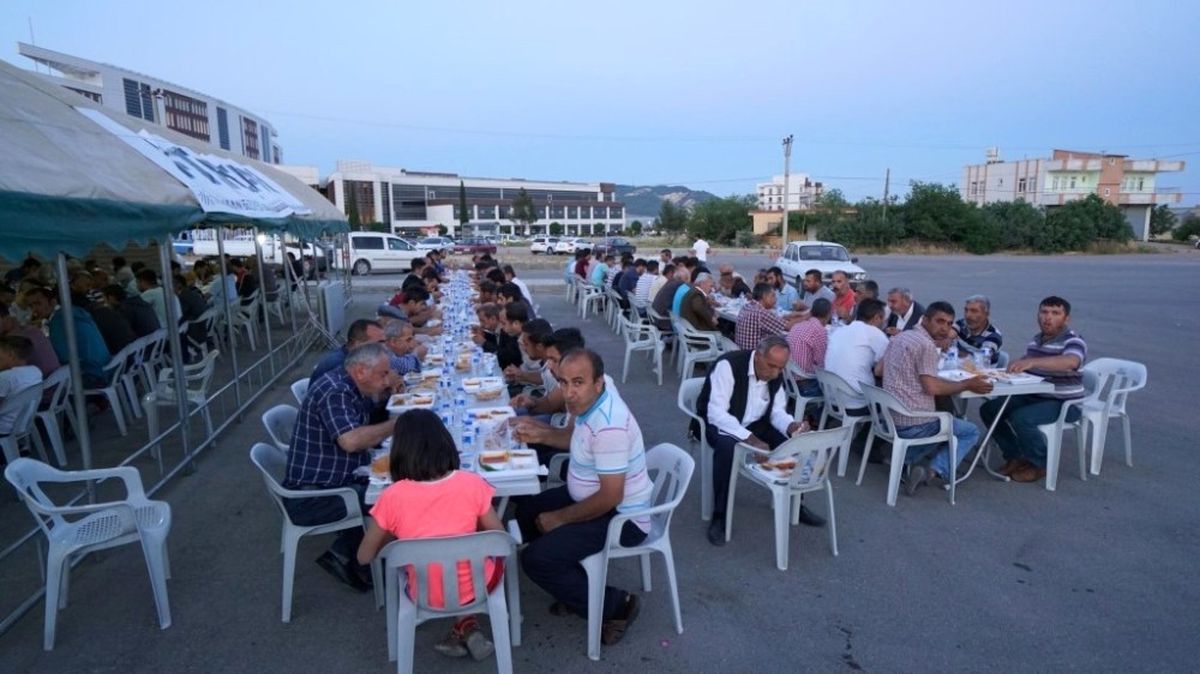Adıyaman Belediyesinden Hastane Önünde 500 Kişilik İftar Çadırı