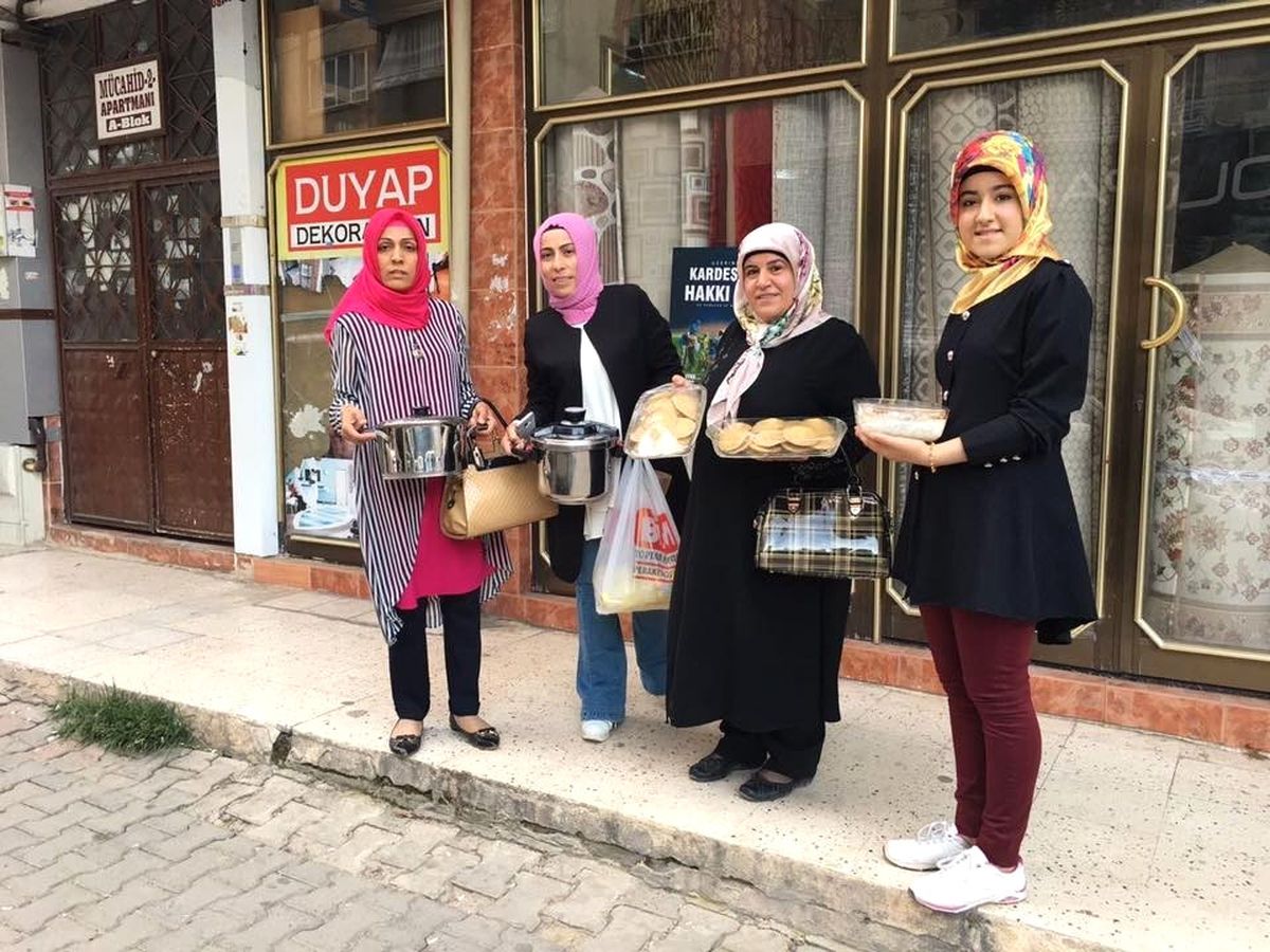 AK Parti Kadın Kolları Üyeleri Yoksulların Sofrasına Konuk Oldu