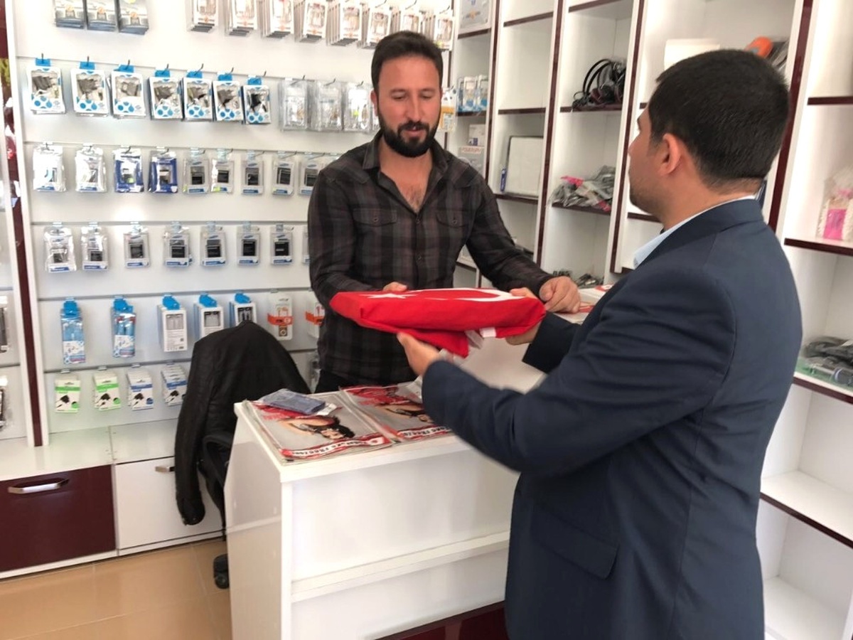 Ak Partili Gençlerden Vatandaşa Anlamlı Hediye