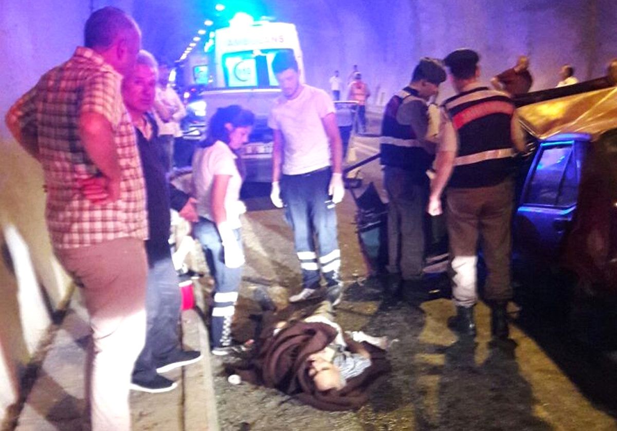 Artvin\'de Trafik Kazası: 2 Ölü, 1 Yaralı