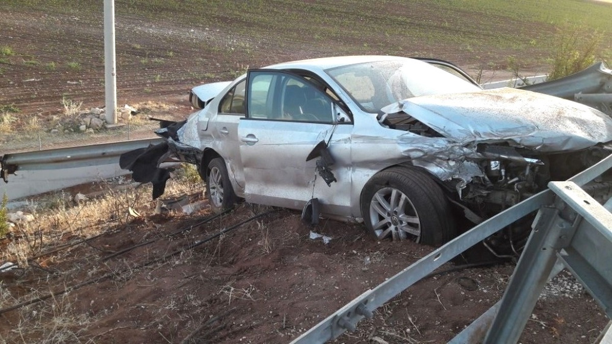 Bariyerlere Çarpan Otomobilin Sürücüsü Hayatını Kaybetti