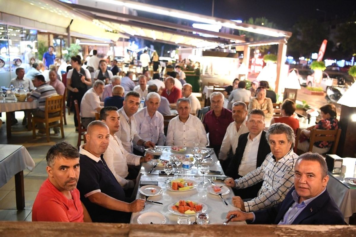 Başkan Böcek, İlçe Muhtarları ile İftar Yaptı
