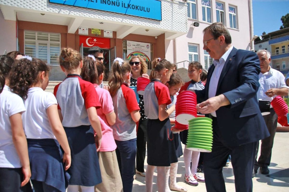 Başkan Şahin Öğrencilere Top Kandil Dağıttı