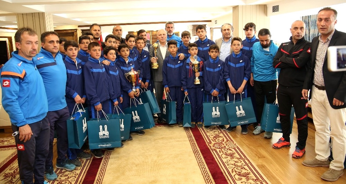 Bb. Erzurumspor\'un Şampiyon Altyapısı Başkan Sekmen\'i Ziyaret Etti