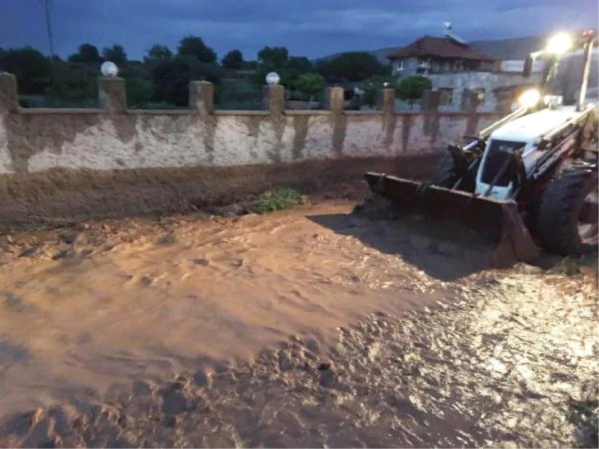 Bekilli\'de Şiddetli Yağmurda Tarım Alarları Su Altında Kaldı