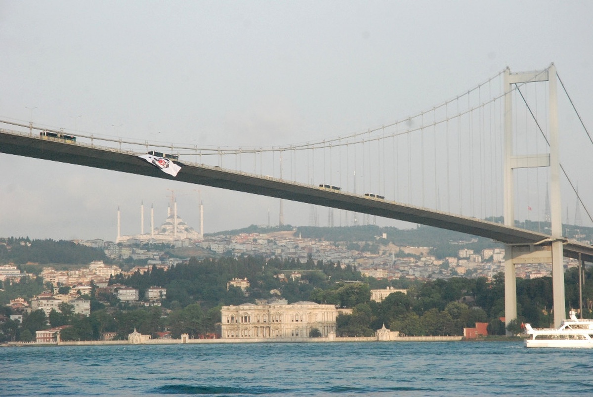 Beşiktaş Bayrağı 15 Temmuz Şehitler Köprüsü\'ne Asıldı