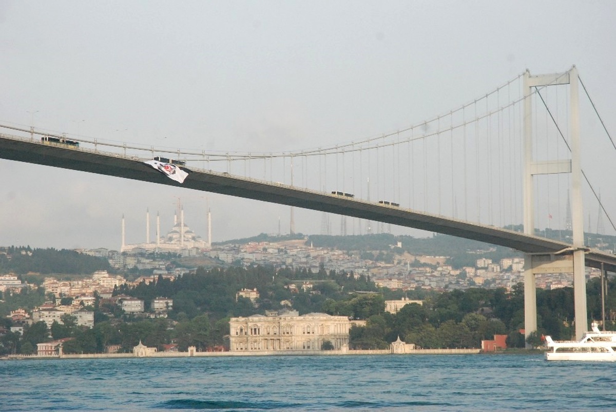 Beşiktaş\'ın Bayrağı Köprüye Asıldı
