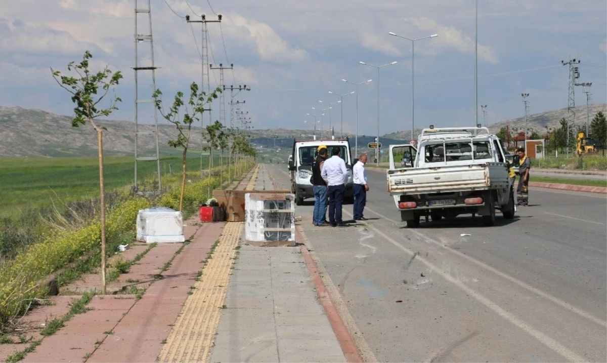 Beyaz Eşya Yüklü Kamyonet Aydınlatma Direğine Çarptı: 2 Yaralı