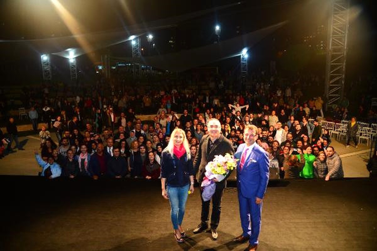 Beylikdüzü Belediyesi\'nin Ramazan Etkinliklerinde Sunay Akın Sahne Aldı