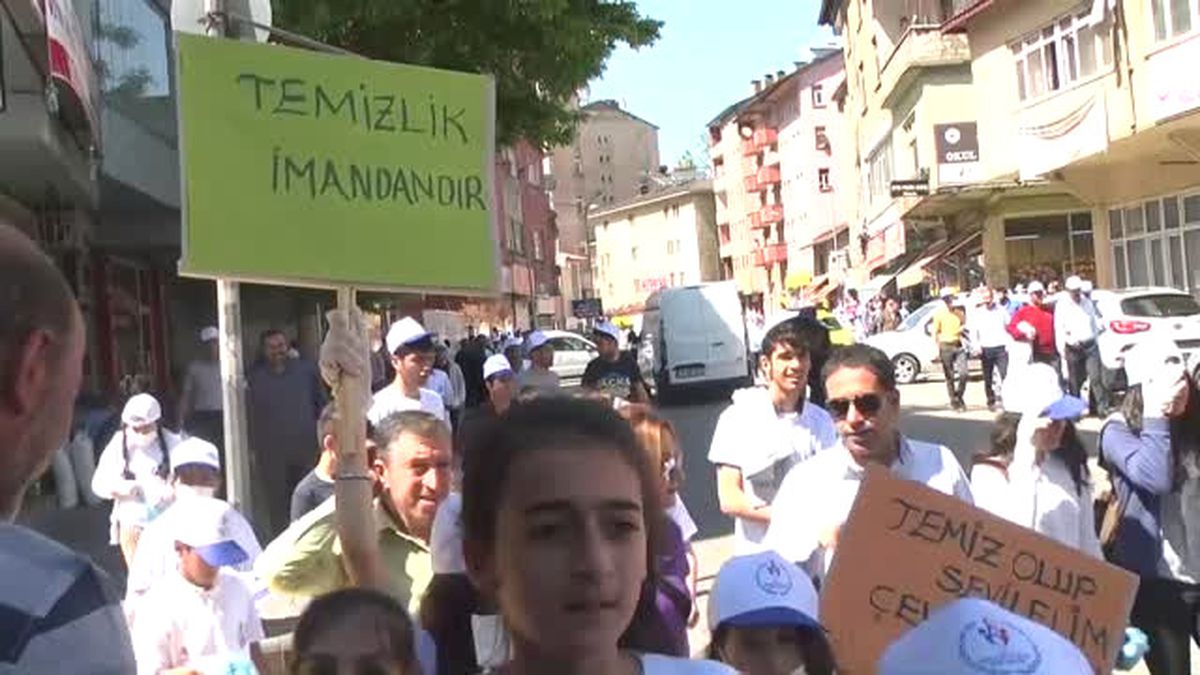 Bitlis\'te 400 Öğrenci Kent Merkezinde Çevre Temizliği Yaptı