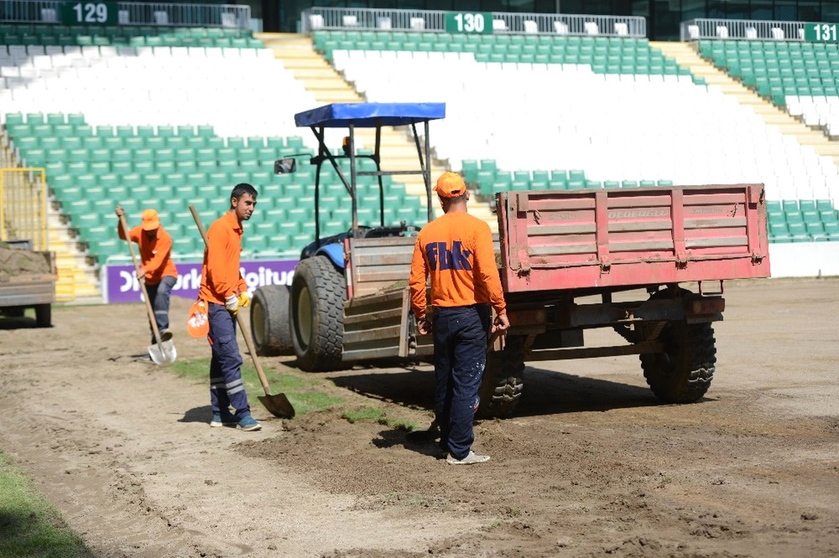 Bursaspor\'un Stadyumunda Hibrit Çim Çalışmaları Başladı
