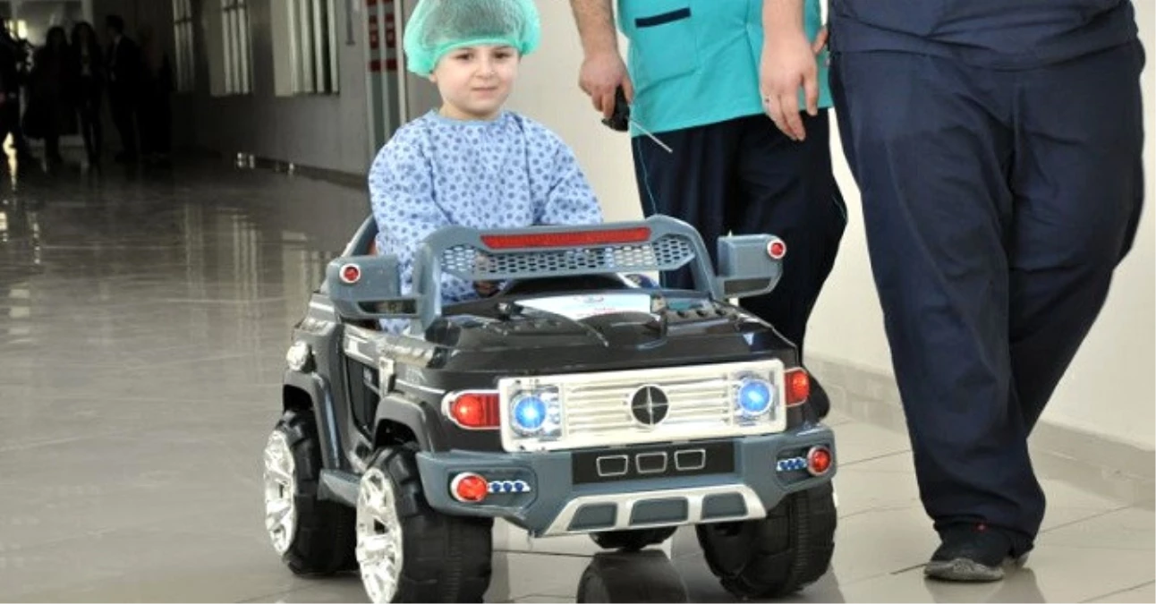 Çocuklar Ameliyata Akülü Arabayla Gidiyor