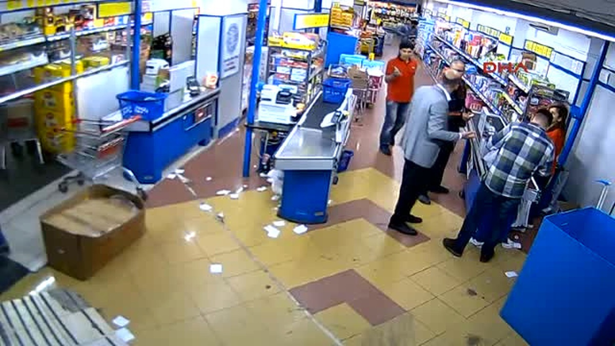 Dha İstanbul - Karton Atık İçin Market Çalışanına Darp İddiası Kamerada