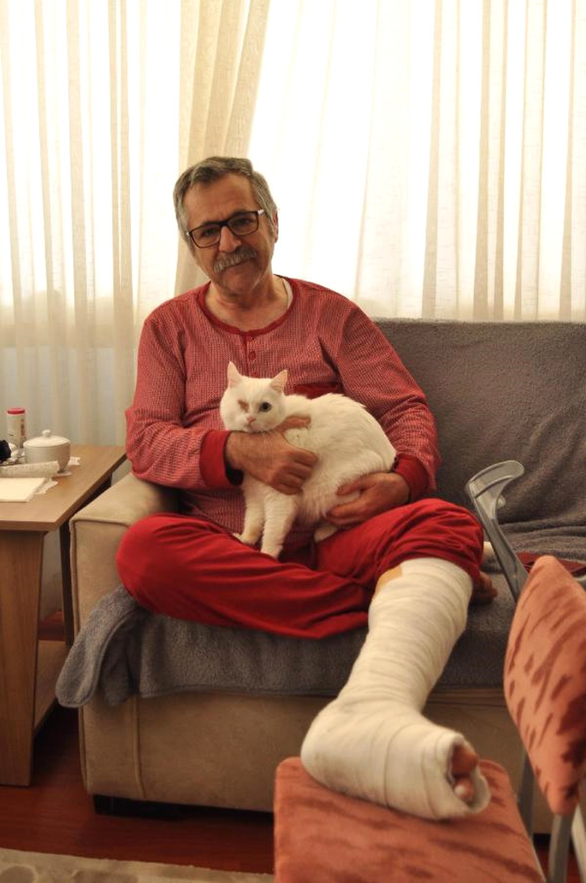 Dha Yurt;kediye Tekme Atan Çocuğu Uyaran Veteriner Saldırıya Uğradı