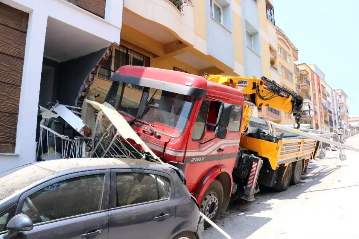El Freni Çekilmeyen Vinç 2 Otomobili Biçerek Apartmana Çarptı
