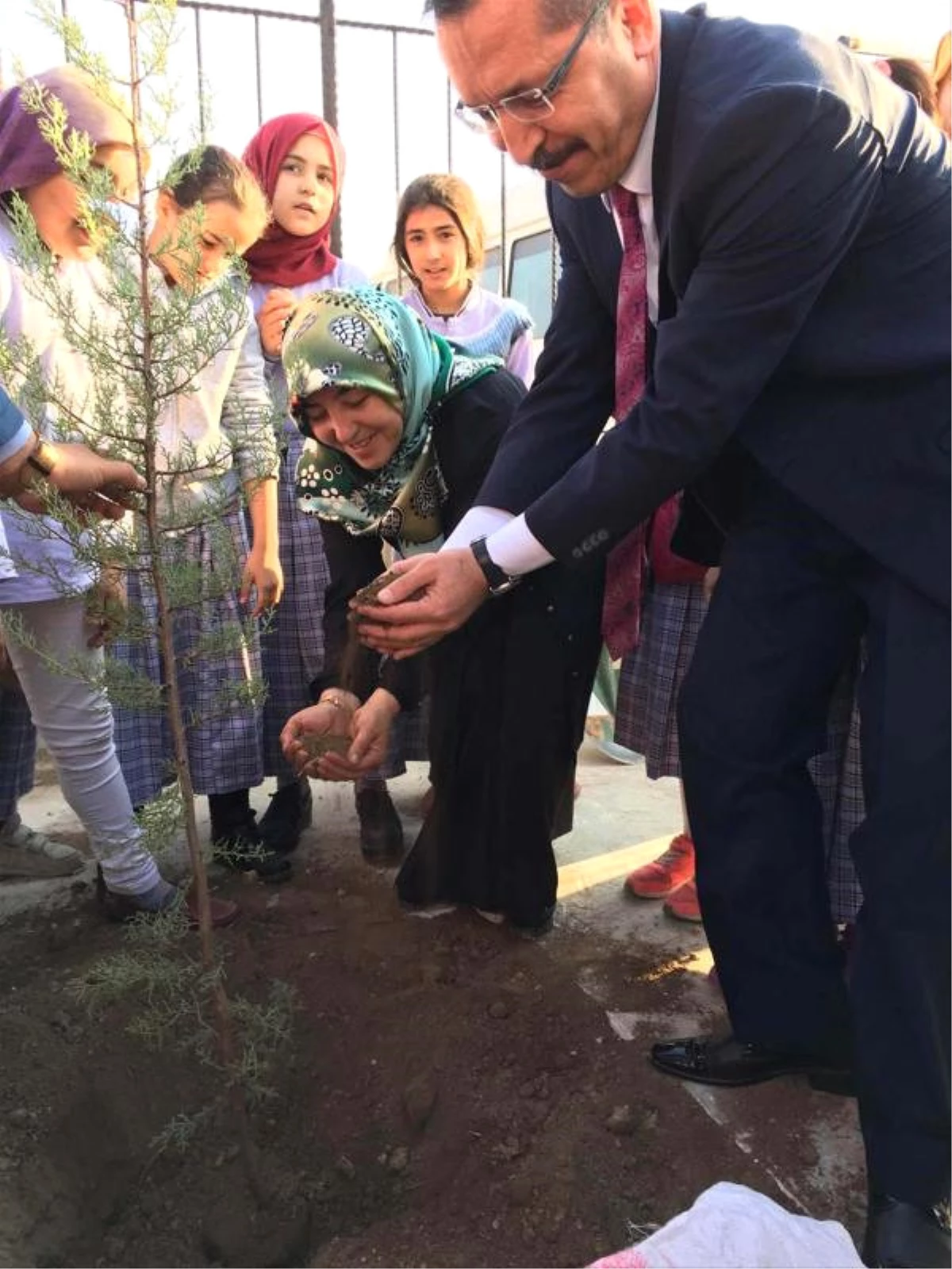 Eşi İstifa Eden Rektör Bağ, Faturayı Personele Kesti