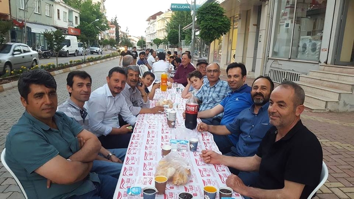 Gazi Caddesi Esnaflarından Geleneksel Sokak İftar Yemeği