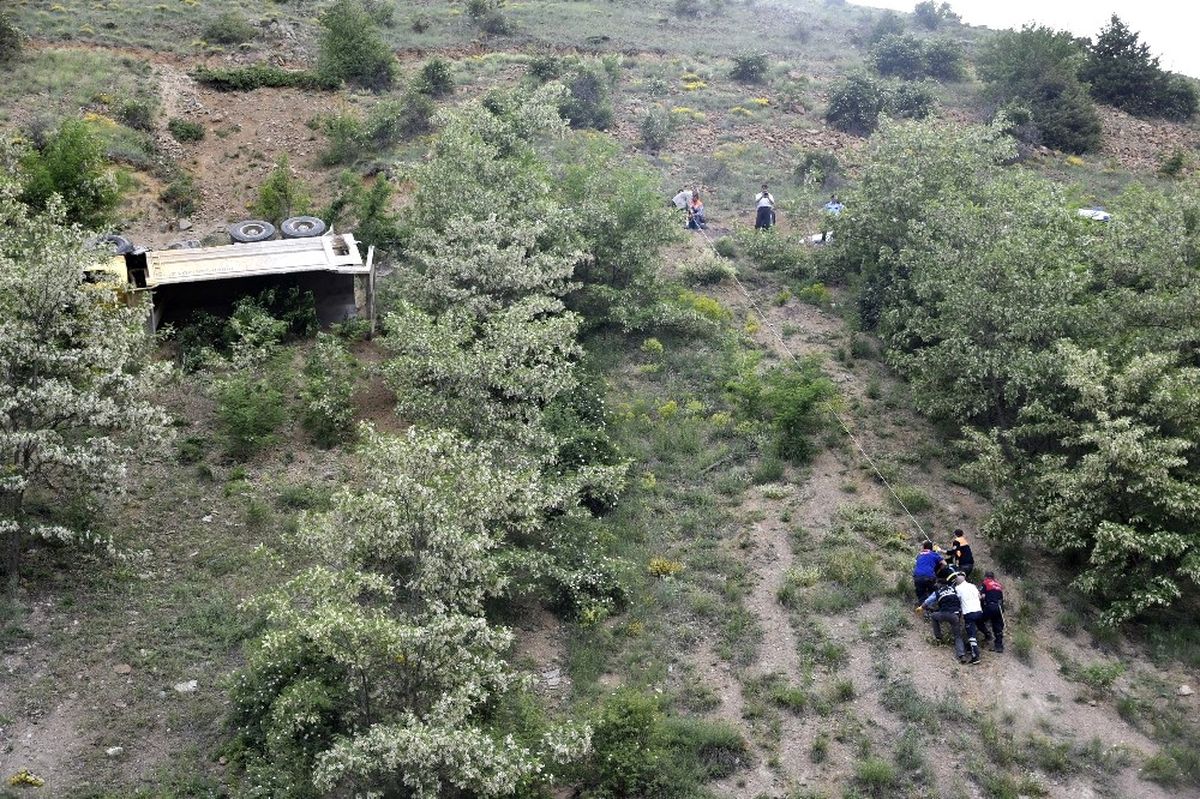 Gümüşhane\'de Hafriyat Kamyonu Devrildi: 1 Ölü