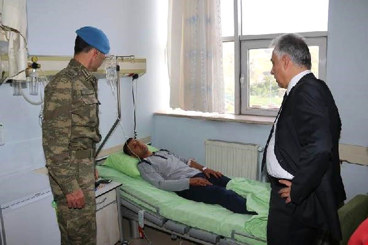 Hakkari\'de PKK Askeri Araca Roketle Saldırdı: 1 Şehit, 6 Yaralı (2)