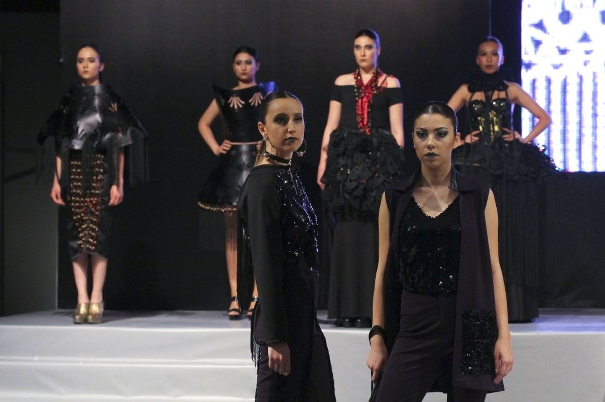 İeü Öğrencilerinden Defile