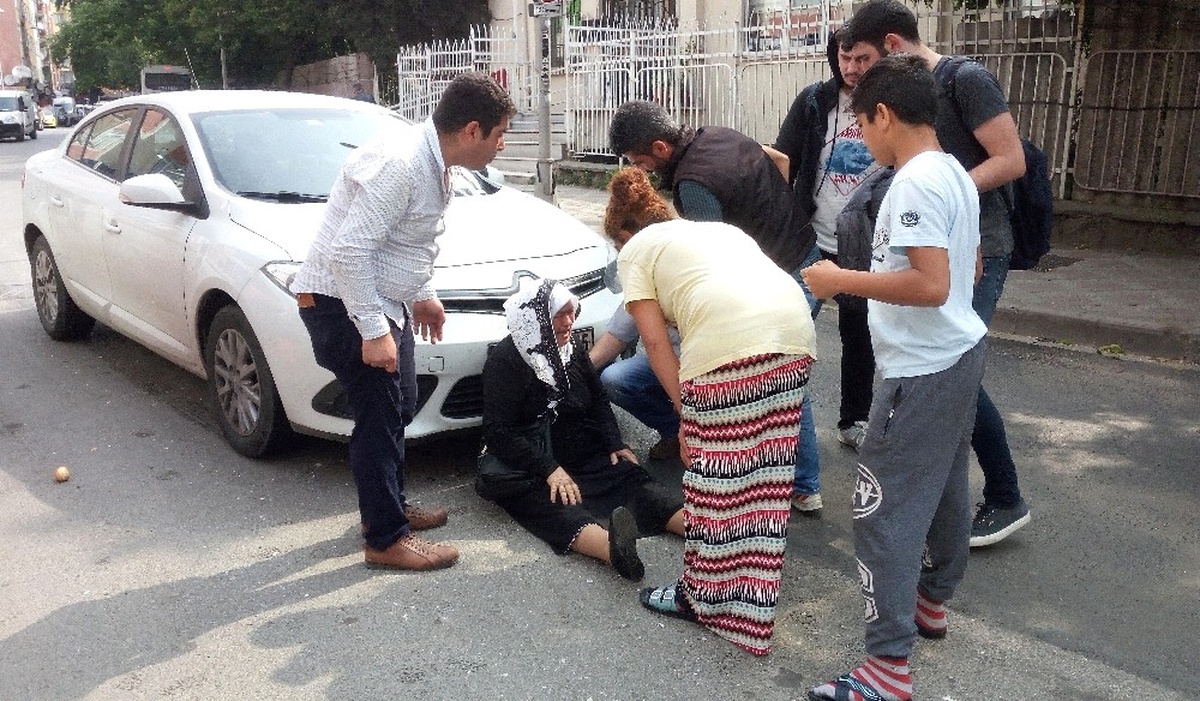 İftar İçin Pazara Çıkan Yaşlı Kadın Otomobilin Altında Kaldı
