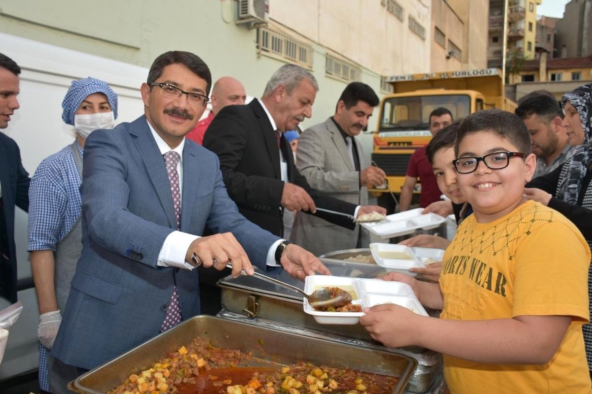 İlkokul Bahçesinde 800 Kişi İftarda Buluştu