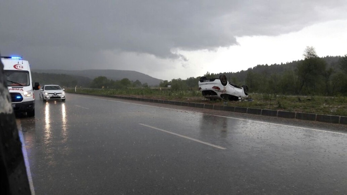 Kastamonu\'da Yoldan Çıkan Otomobil Takla Attı