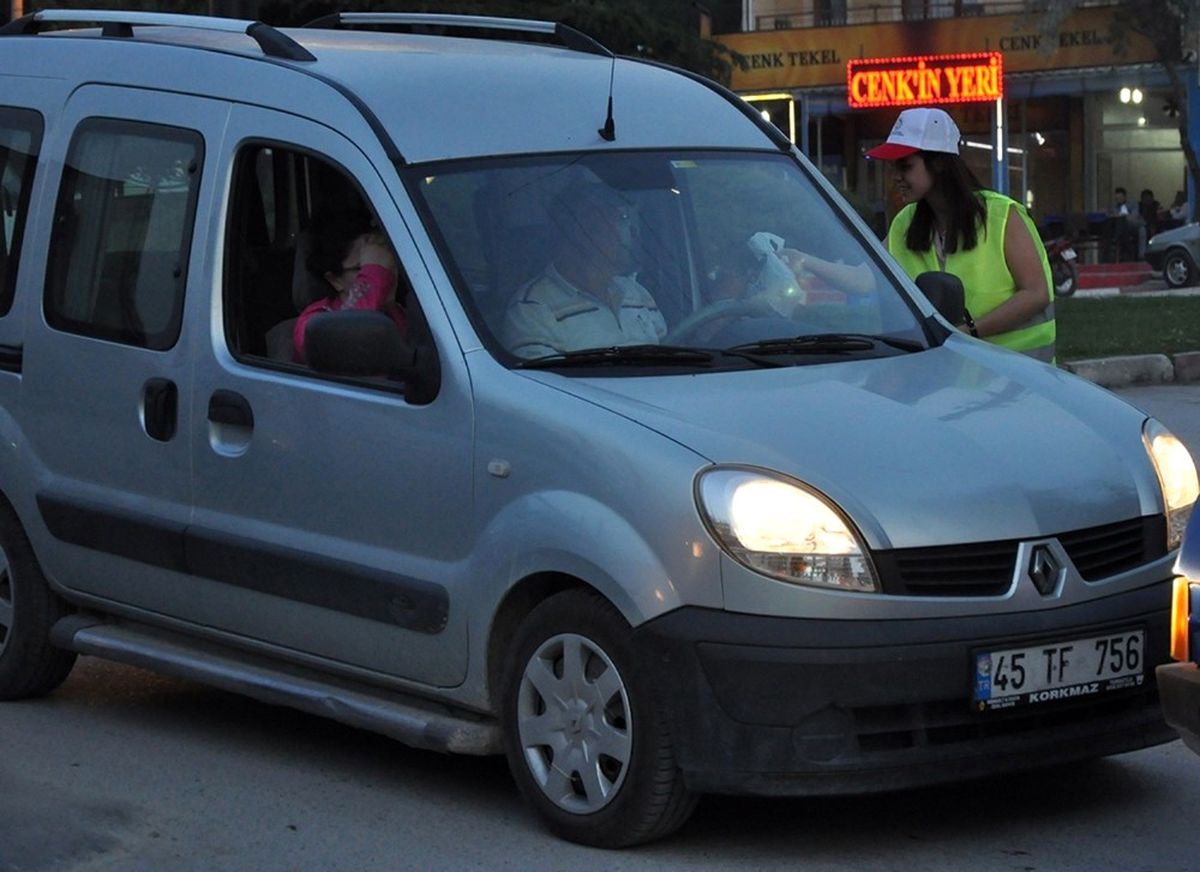 Kırmızı Işıkta Sürücülere İftarlık Dağıttılar