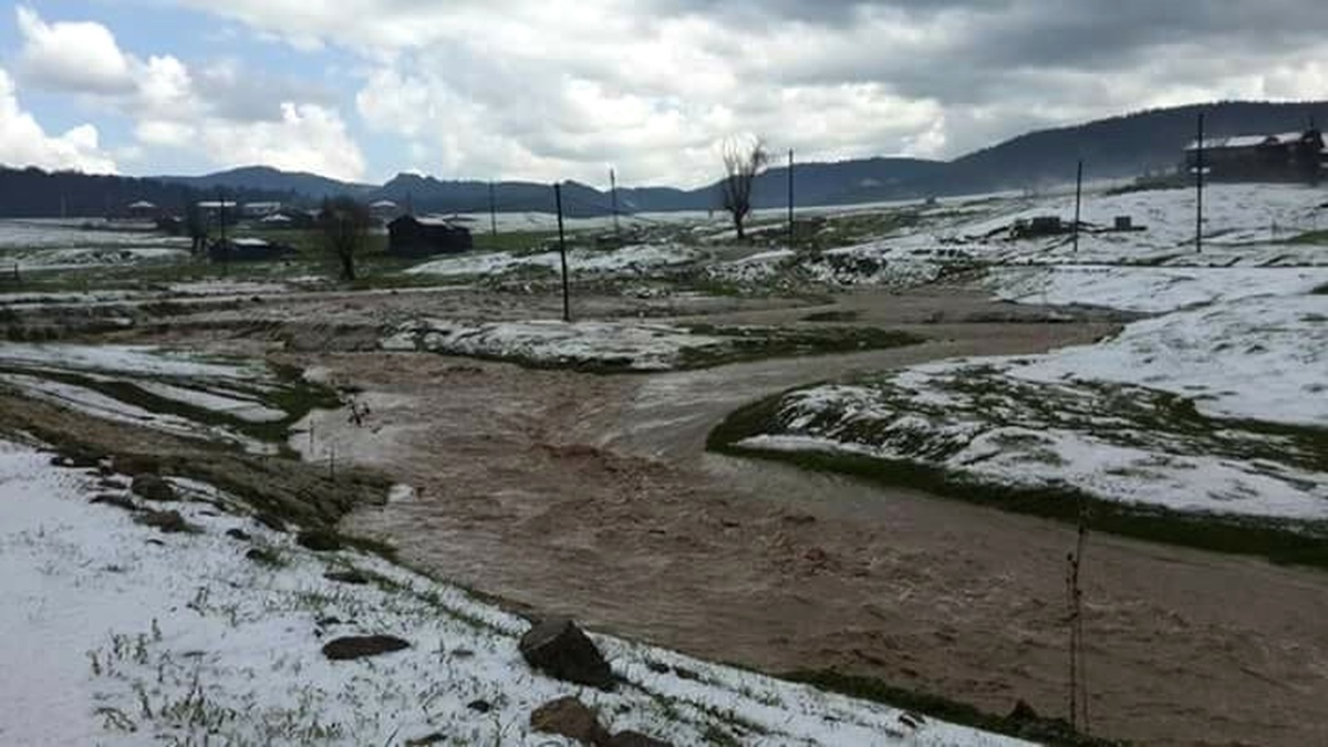 Kızılcahamam\'da Sağanak Yağış ve Dolu Hayatı Olumsuz Etkiledi
