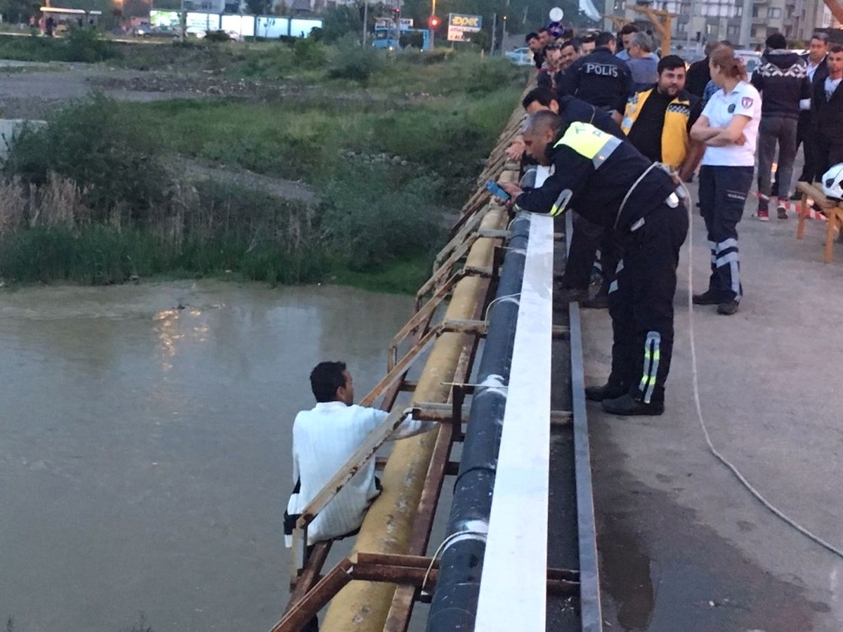 Köprüden Atlayan Kişiyi Deniz Polisi Kurtardı