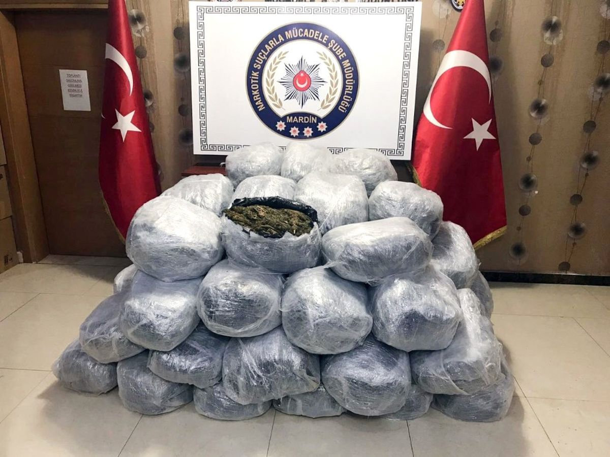 Mardin\'de Polisin \'Dur\' İhtarına Uymayarak Kaçan Minibüsten 320 Kilogram Uyuşturucu Madde Çıktı