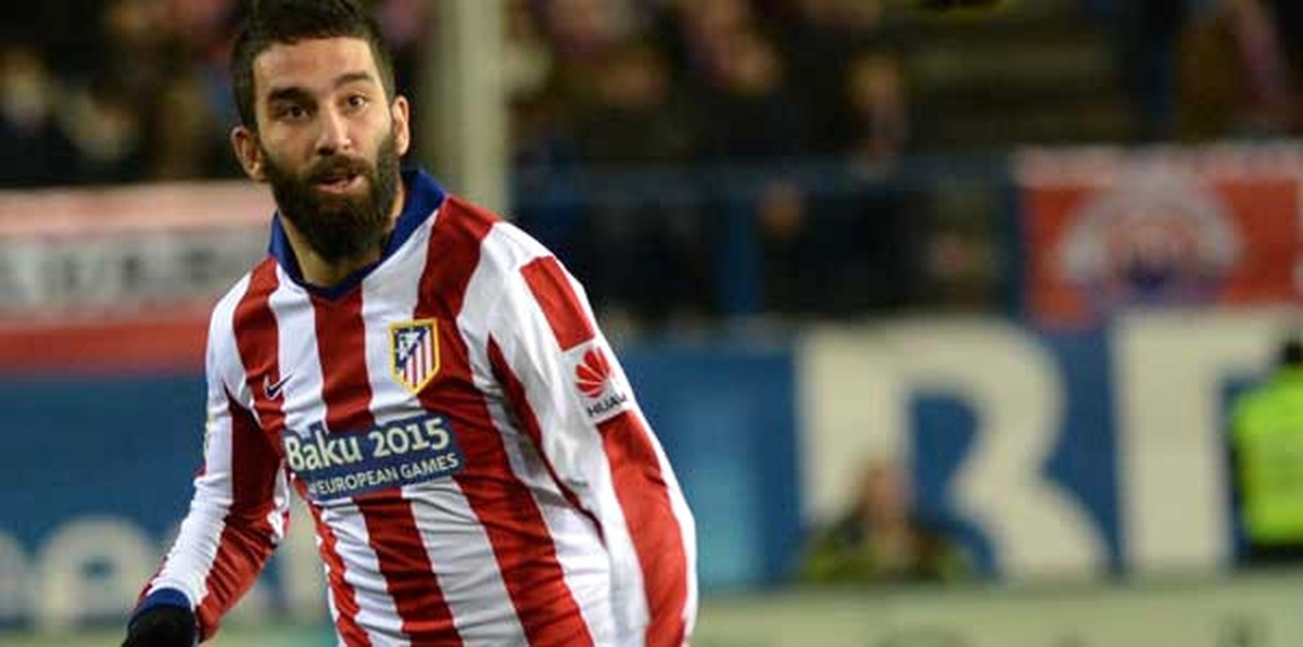 Milli Takım Futbolcularından Arda Turan, 40 Yıllık Gazeteci Bilal Meşe\'ye Saldırdı
