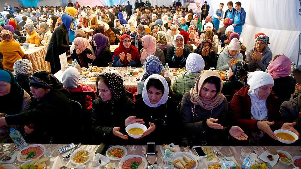 Moskova\'da Ramazan Çadırında İftar
