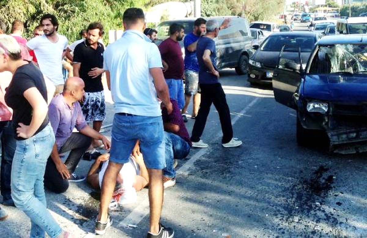 Motosiklet Otomobil ile Çarpıştı: 3 Yaralı