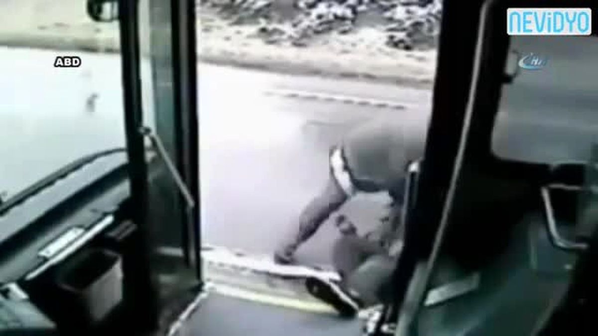 Önce Dövdü, Sonra Otobüsten Attı