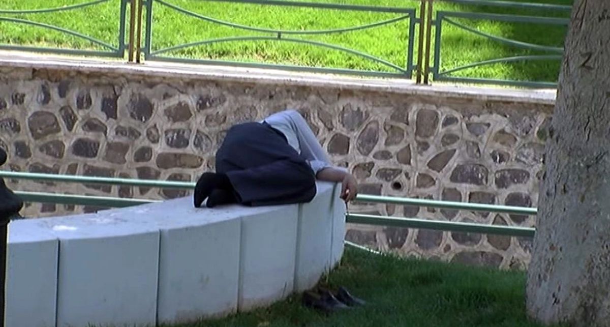 Oruç Vurunca Ağaç Gölgesinde Uyku