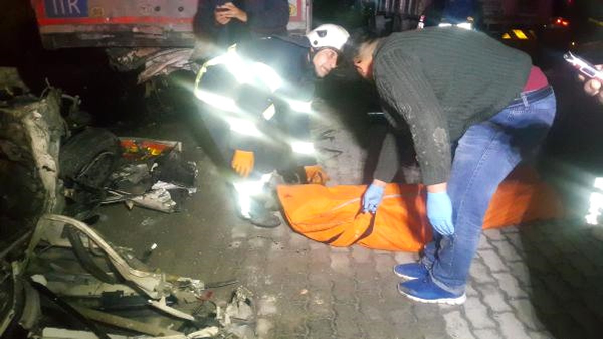 Otomobil, Park Halindeki Tır\'a Çarptı: 2 Ölü